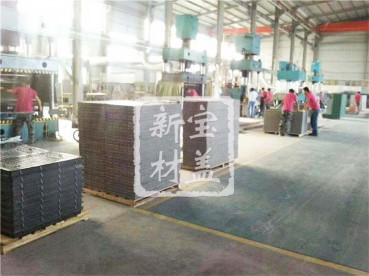 正在生產溝蓋板